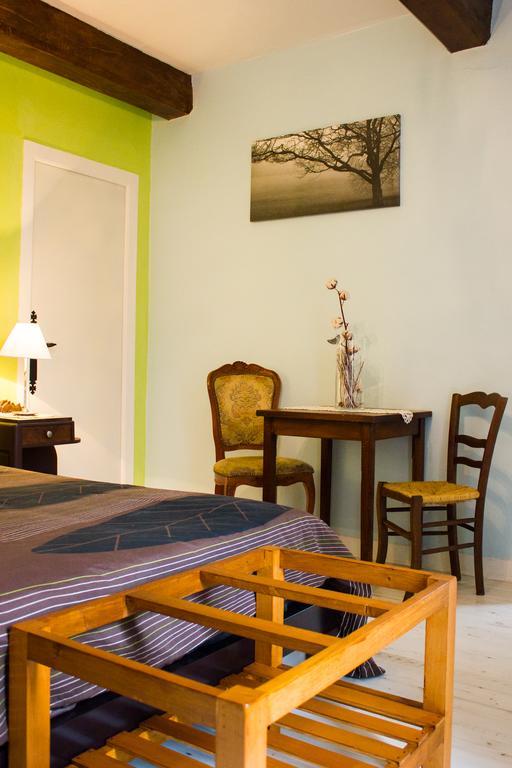 Aux Ronzieres Acomodação com café da manhã Pouilly-sous-Charlieu Quarto foto