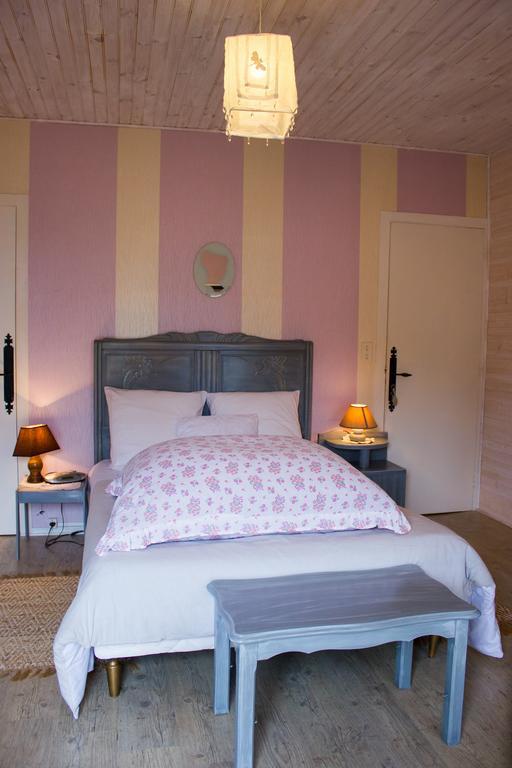 Aux Ronzieres Acomodação com café da manhã Pouilly-sous-Charlieu Quarto foto