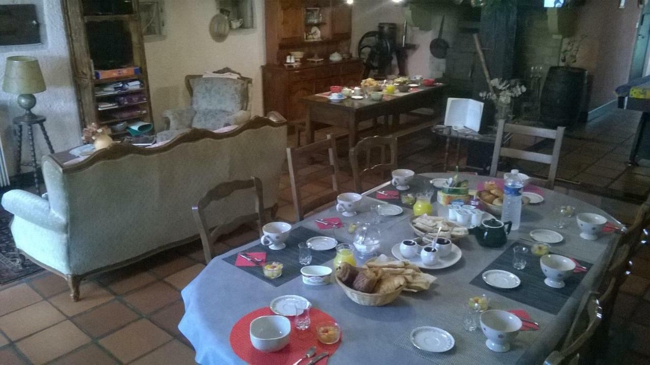 Aux Ronzieres Acomodação com café da manhã Pouilly-sous-Charlieu Exterior foto